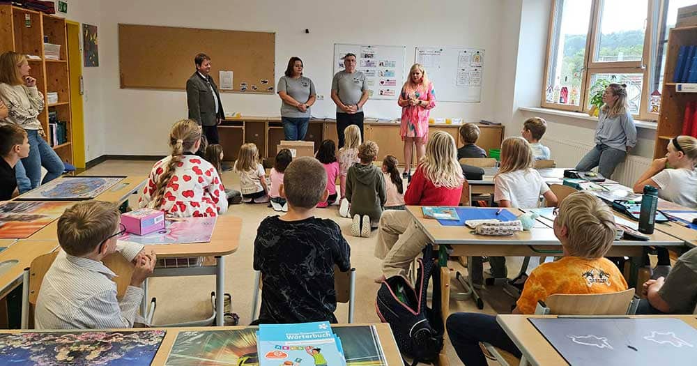 BSV Krumau schenkt BILLA-Goodies der Volksschule Krumau