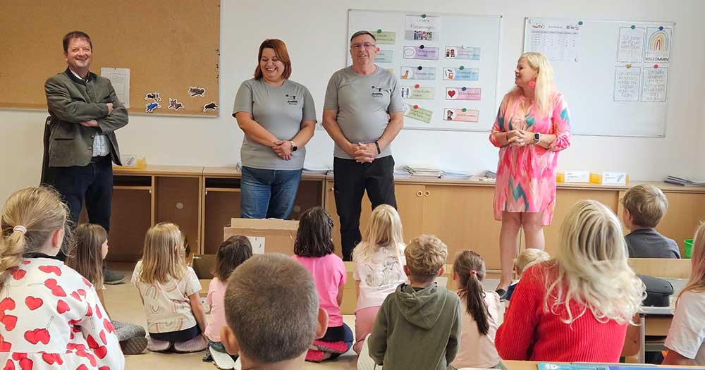 BSV Krumau schenkt BILLA-Goodies der Volksschule Krumau